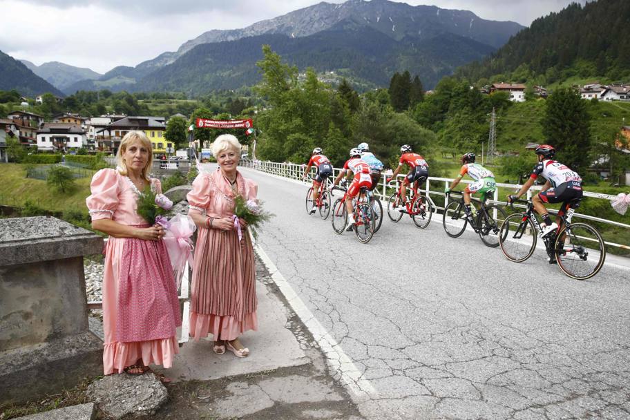 Due signore in rosa salutano il Giro AFP